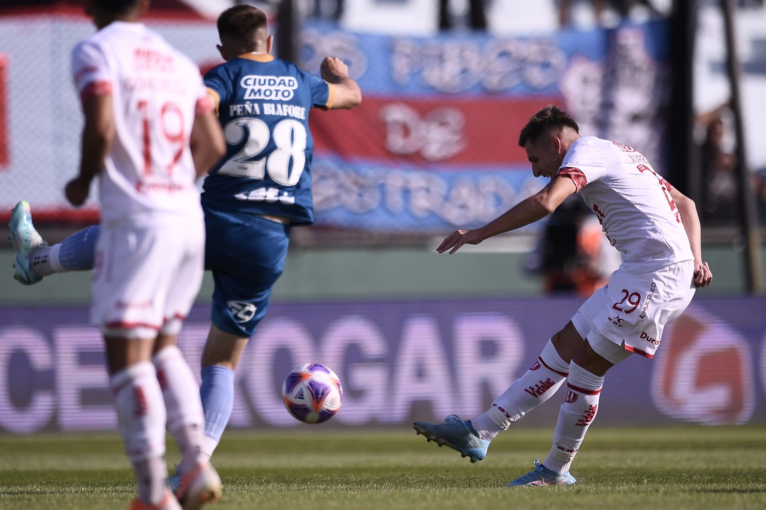 Daniel "Pajarito" Juarez tuvo varios tiros desde larga distancia. Uno de ellos pegó en el travesaño. 