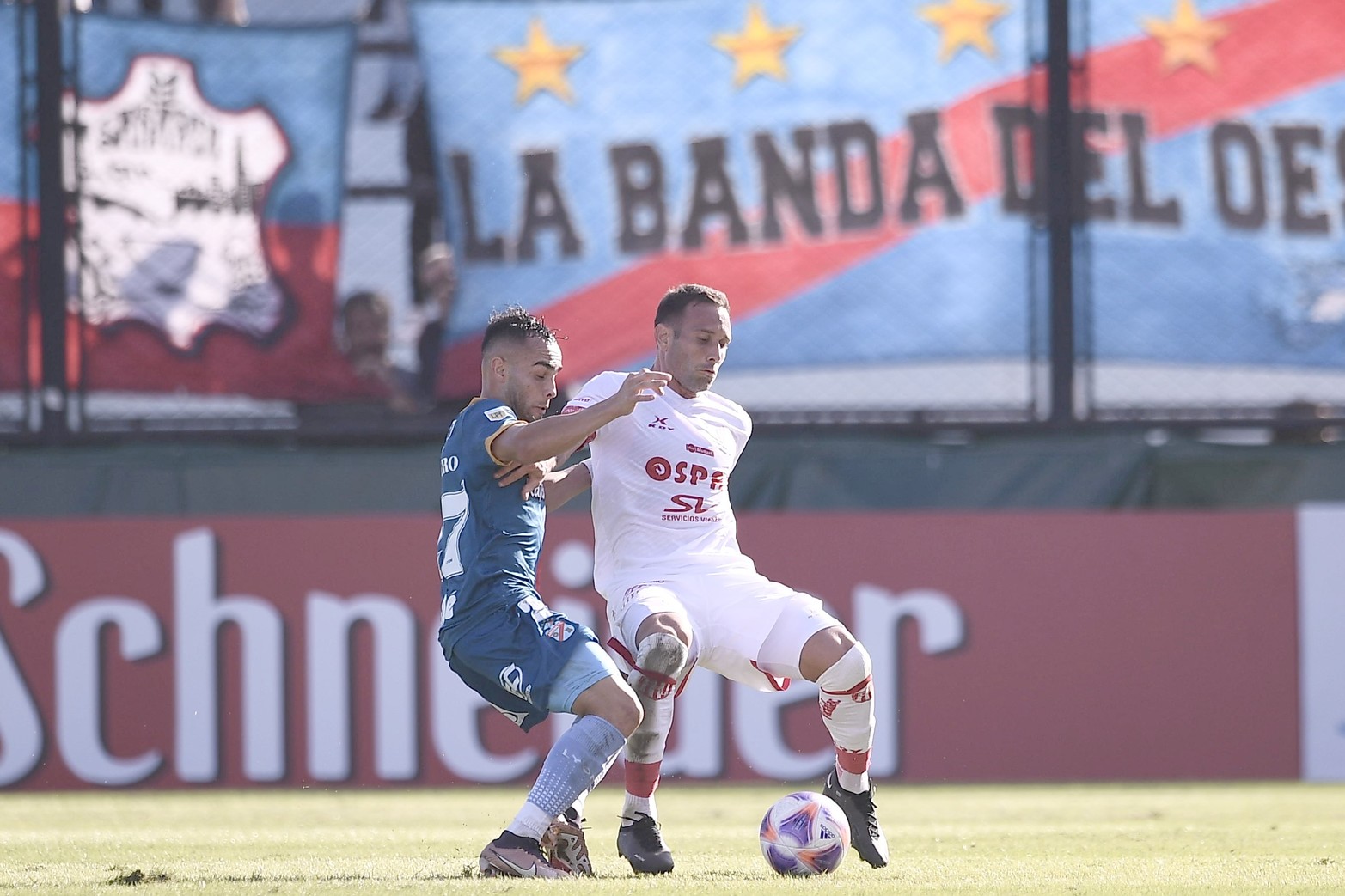 Claudio Corvalan en defensa frente a un delantero de Arsenal. 