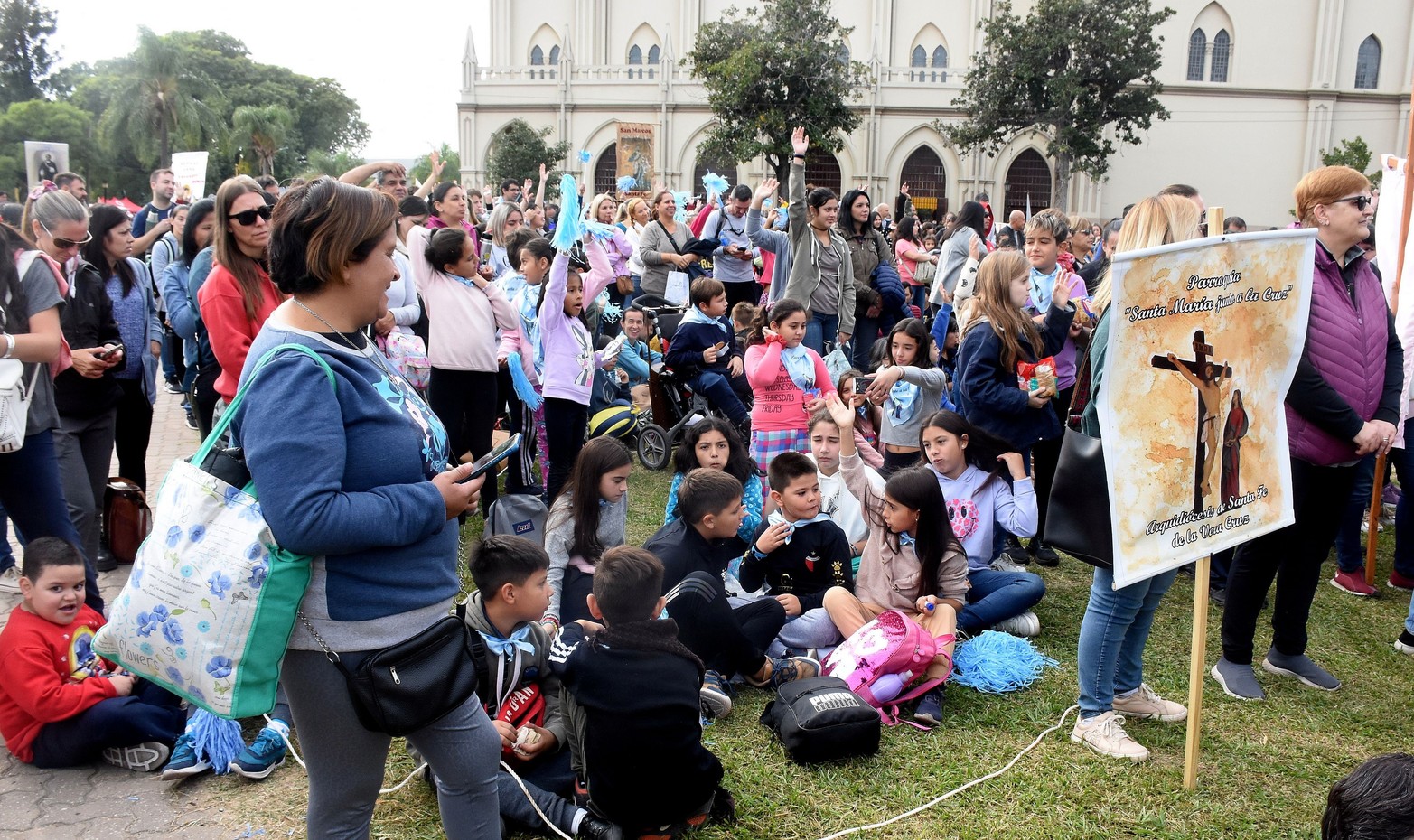 En la mañana del sábado se realizó en la plaza pegada a la basílica la Misa de los Niños.