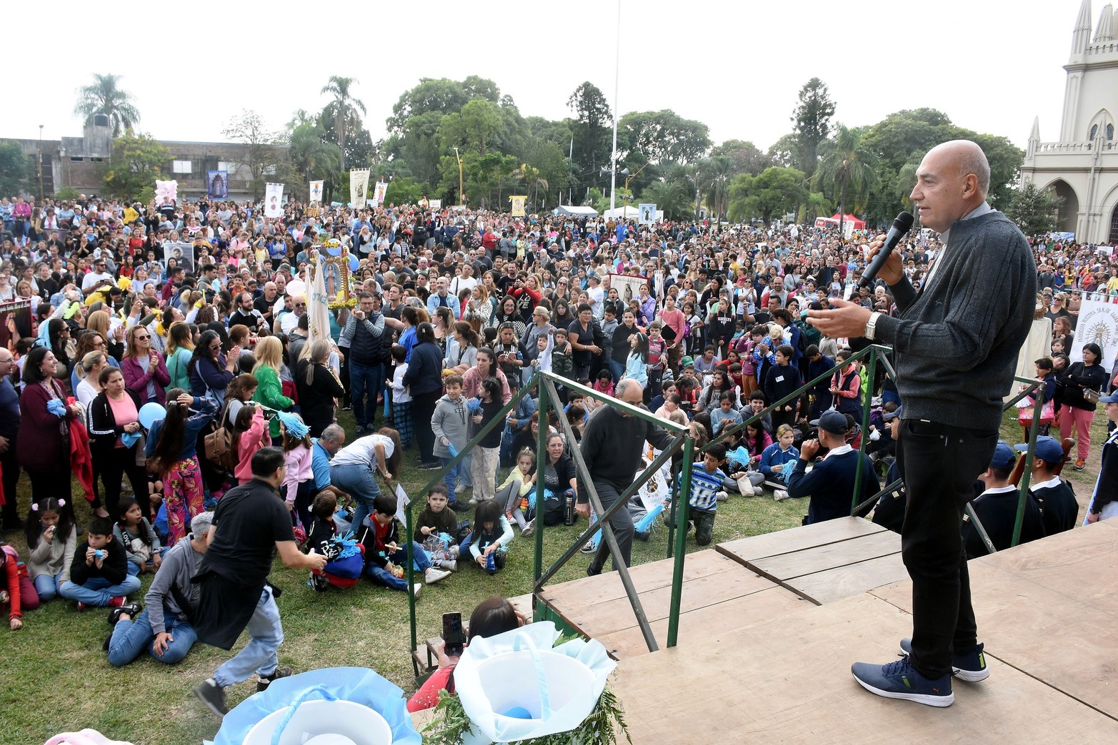 Monseñor Sergio Fenoy dirigió la misa de los niños. 