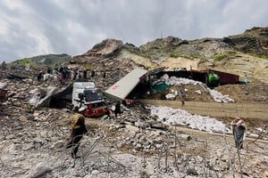 A view of trucks loaded with supplies are seen trapped in a landslide on the road close to the Torkham border, Pakistan April 18, 2023. REUTERS/Fayaz Aziz     TPX IMAGES OF THE DAY
