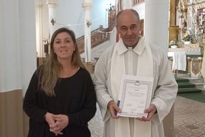 Armas Belavi entregó de la declaración de “interés legislativo” luego de participar de la Misa presidida por el padre Panigo.