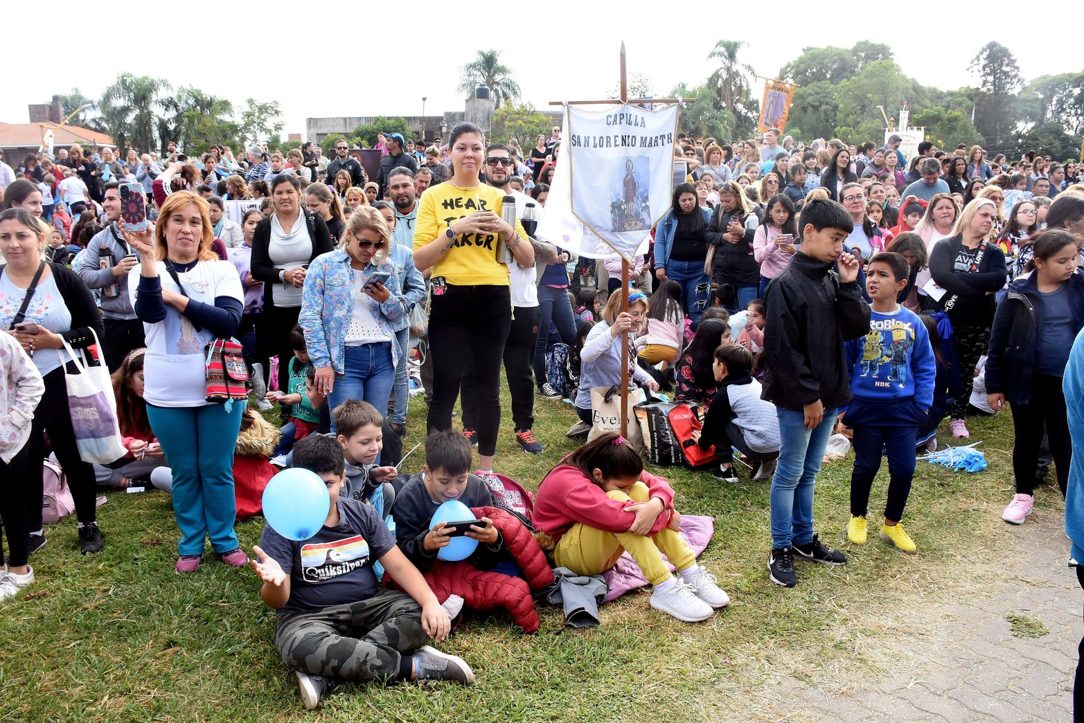 En la mañana del sábado se realizó en la plaza pegada a la basílica la Misa de los Niños.