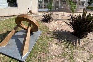 La pieza está montada en el frente de la sede del gobierno local.  Foto: Gentileza