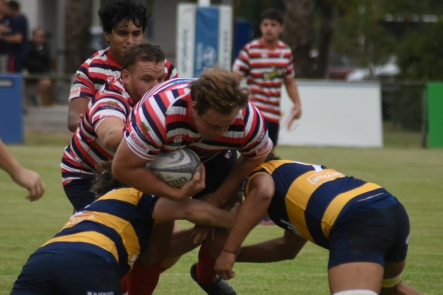 Primera línea a pleno. Gonzalo del Pazo con la pelota ante la doble marca "mensana. En su apoyo Francisco Duranda y Joaquín Sabater.. Crédito: Luis Cetraro