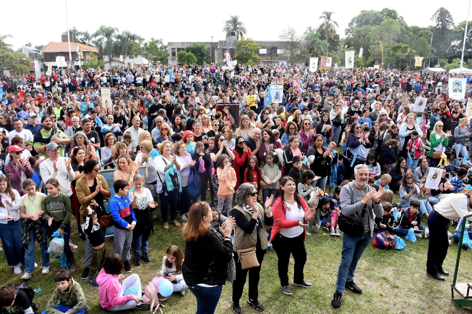 Los peregrinos que llegan a la Basílica provienen de los distintos barrios de nuestra ciudad pero también de los pueblos y ciudades vecinas. 