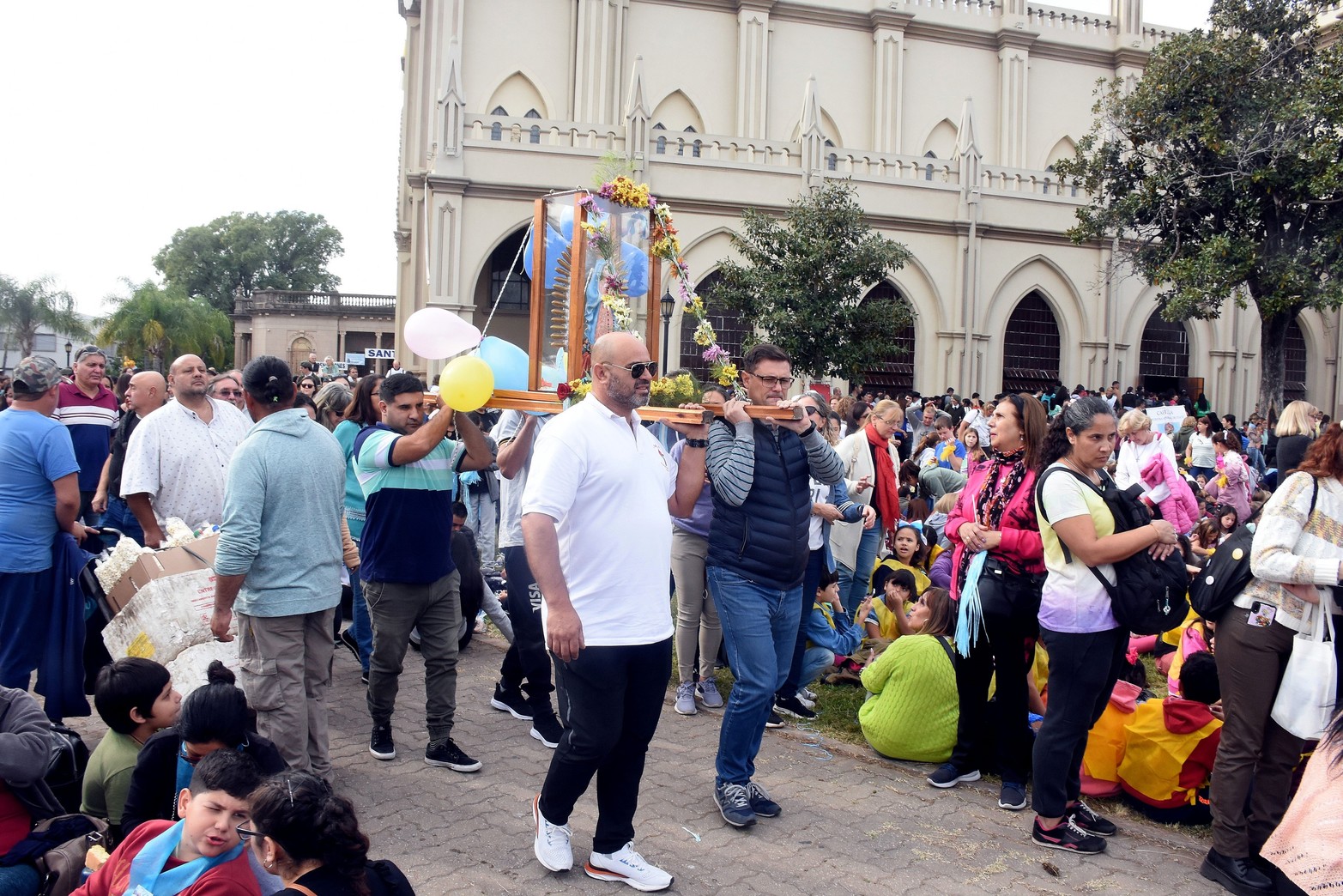 124° Peregrinación Arquidiocesana a la Basílica de Guadalupe, la tradicional y multitudinaria festividad religiosa de la ciudad de Santa Fe que tiene epicentro en la iglesia ubicada en Javier de la Rosa 623. Habitualmente, cerca de 150.000 personas participan durante los dos días que dura el evento.