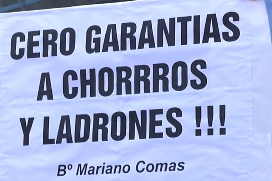 Algunos de los carteles que mostraron durante la manifestación.