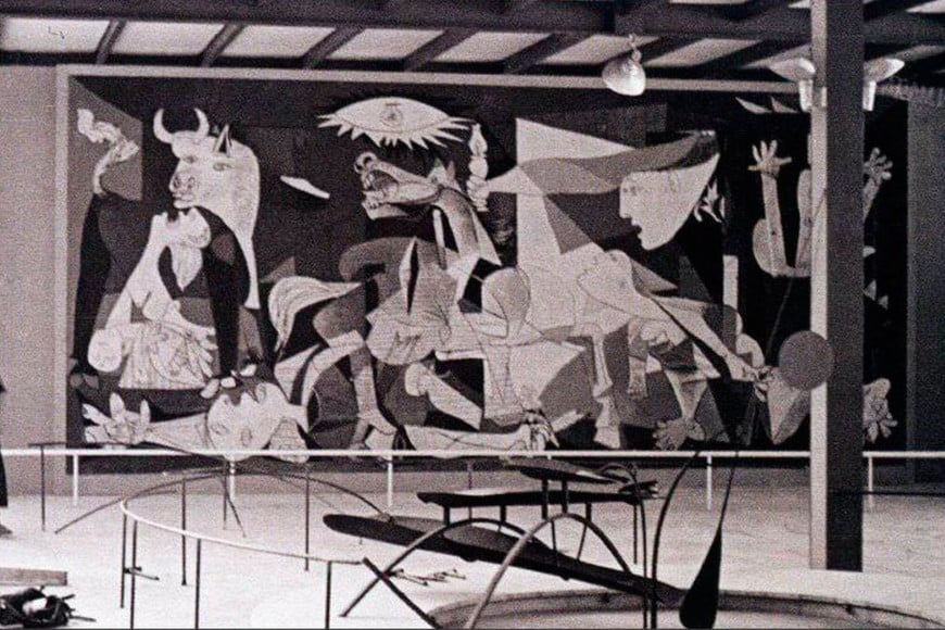 El Guernica expuesto en el pabellón de la  Exposición Internacional de París. Foto: Archivo