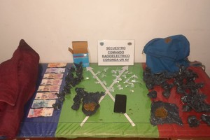 Le encontraron 26 envoltorios de nylon transparente con cocaína.