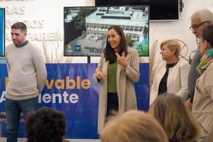 Cañada de Gómez se encuentra recibiendo equipamiento para Economía Circular, excavadora, balanza de piso, chipeadora de ramas, enfardadora simple, guillotina de neumáticos, punto verde fijo y trituradora de vidrio, adquirido gracias al trabajo conjunto del gobierno de Santa Fe con el Ministerio de Ambiente y Desarrollo Sostenible de la Nación.