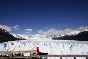 A woman sits in front of Argentina's Perito Moreno glacier near the city of El Calafate, in the Patagonian province of Santa Cruz October 16, 2009. REUTERS/Marcos Brindicci (ARGENTINA ENVIRONMENT TRAVEL SOCIETY IMAGES OF THE DAY) santa cruz  santa cruz glaciar perito moreno turismo turistas