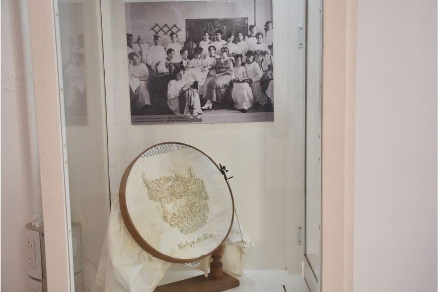 Los objetos que son patrimonio del Museo Histórico suman y a la vez resignifican el recorrido histórico realizado por el Etnográfico.  Créditos: Flavio Raina