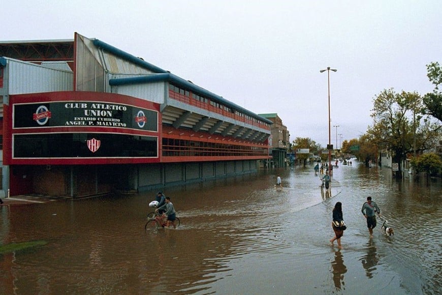 El Malvicino. El agua llegó hasta el estadio cubierto del Tate. Crédito: Guillermo Di Salvatore.