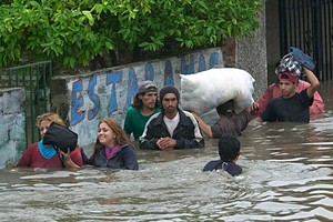La foto que salió en la tapa del vespertino, el martes 29 de abril cuando comenzaba un oscuro momento para Santa Fe.