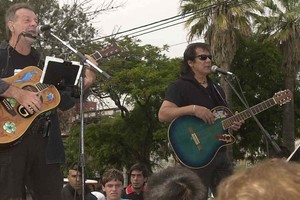 Gieco y Heredia. Los músicos arribaron a la ciudad en plena emergencia y brindaron recitales gratuitos en los centros de evacuados. Créditos: Amancio Alem (Archivo).