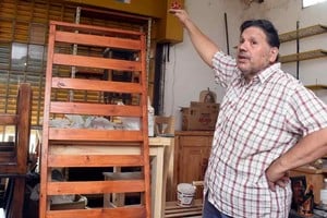 Carlos Esquivel revivió el momento de subir al techo del almacén que ese 29 de abril de 2003 lo "cobijó" toda una noche junto a otros vecinos. No subía desde aquel triste 29 de abril de 2003. Créditos: Guillermo Di Salvatore.