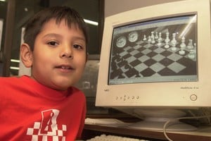 Ayer. El entonces niño tenía 5 años cuando lo perdió todo y descubrió un juego, el ajedrez. Crédito: Flavio Raina.