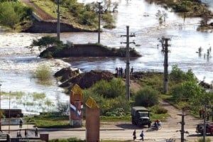 Vista aérea de la ruta dinamitada en el terraplén Irigoyen el 1° de mayo de 2003. Crédito: AFP / Archivo El Litoral