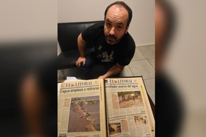 El historiador Mariano Rinaldi muestra algunos de los archivos del diario El Litoral sobre la inundación del 2003 con los que trabajaron en el aula. Créditos: Manuel Fabatia