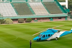 La aeronave en la cancha de Ferro y la polémica del lunes.