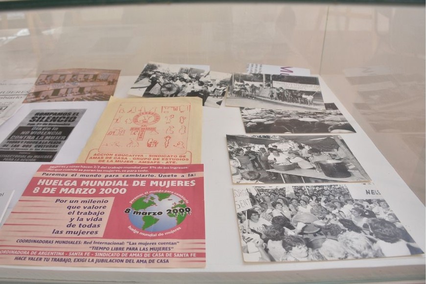 Y de aquí también. Referentes locales aportaron material sobre el trabajo del feminismo en los barrios y las instituciones de Santa Fe. Créditos: Flavio Raina