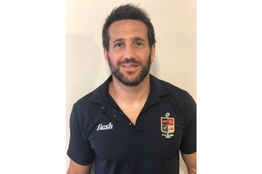 "Rete" González Iglesias con la chomba oficial de Sudamérica XV. Crédito: Prensa Sudamérica Rugby.