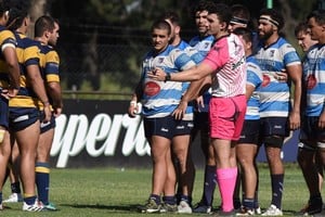 Federico Longobardi dirige el televisado entre Santa Fe Rugby y Old Resian. Crédito: Mauricio Garín.