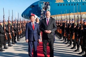 El gobernador santafesino recibiendo la comitiva asiática.