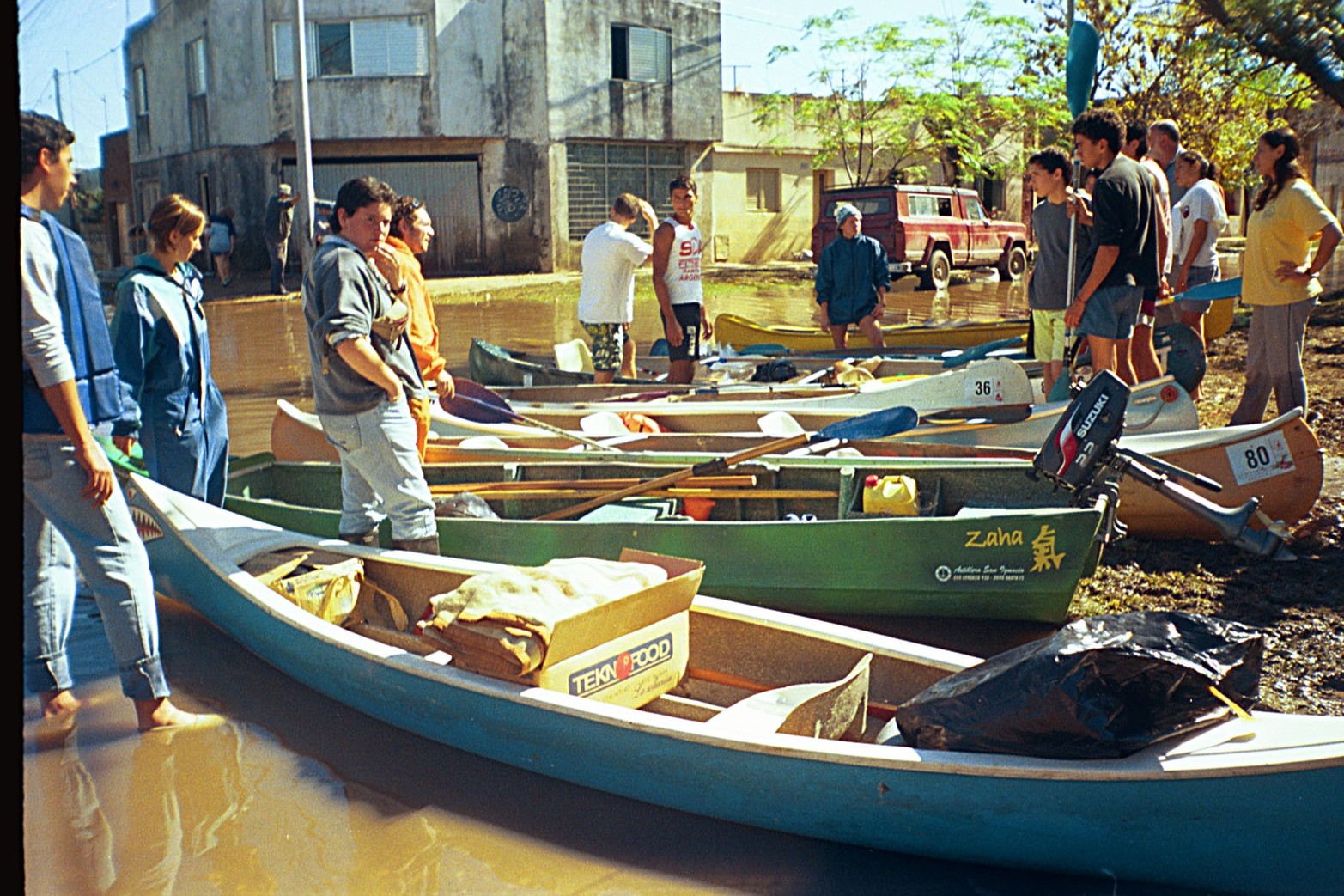 Los "remises" solidarios. Para ingresar y asistir a las personas que habían quedado arriba de los techos  cuidando lo poco que habían podido subir.