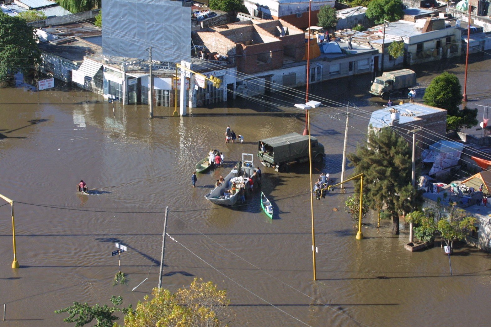 Los boteros y los anfibios. Perón e Iturraspe fue por unos días el centro logístico para asistir y  cuidar la zona.