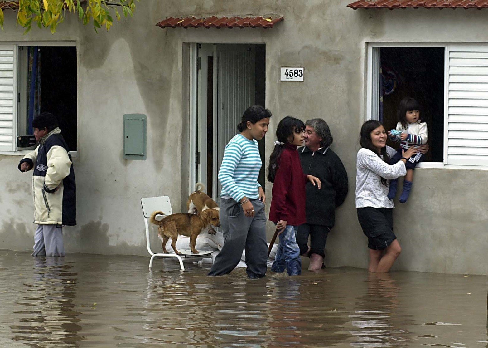 La radio, las mascotas, las niñas....Los medios radiales sufrieron también las consecuencias. Solo LT10 pudo seguir transmitiendo.  La foto es de Perú y La Paz de barrio Barranquitas.