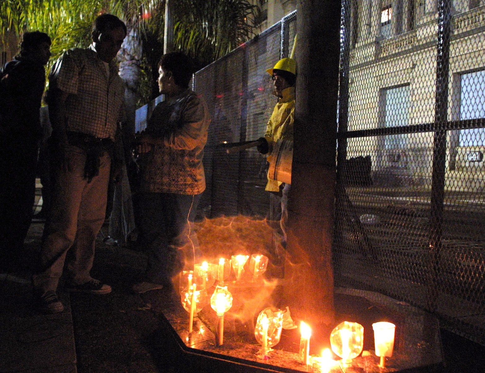 Las vallas frente a casa de Gobierno para evitar represalias de los inundados.