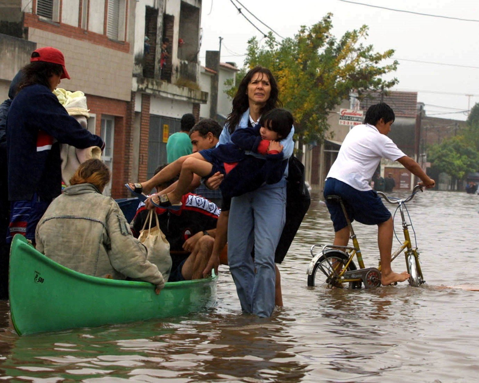 Cómo pudieron  los vecinos tuvieron que salir de sus viviendas.