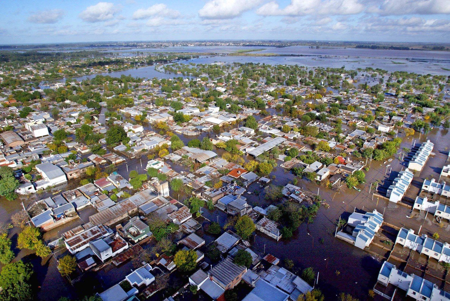 El agua del río Salado y la ciudad. Jueves 1 de mayo.