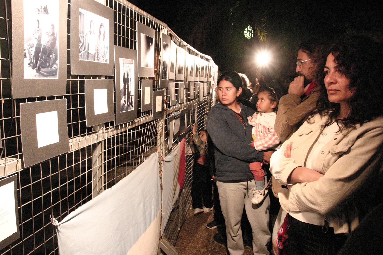 Las vallas frente a casa de Gobierno para evitar represalias de los inundados.