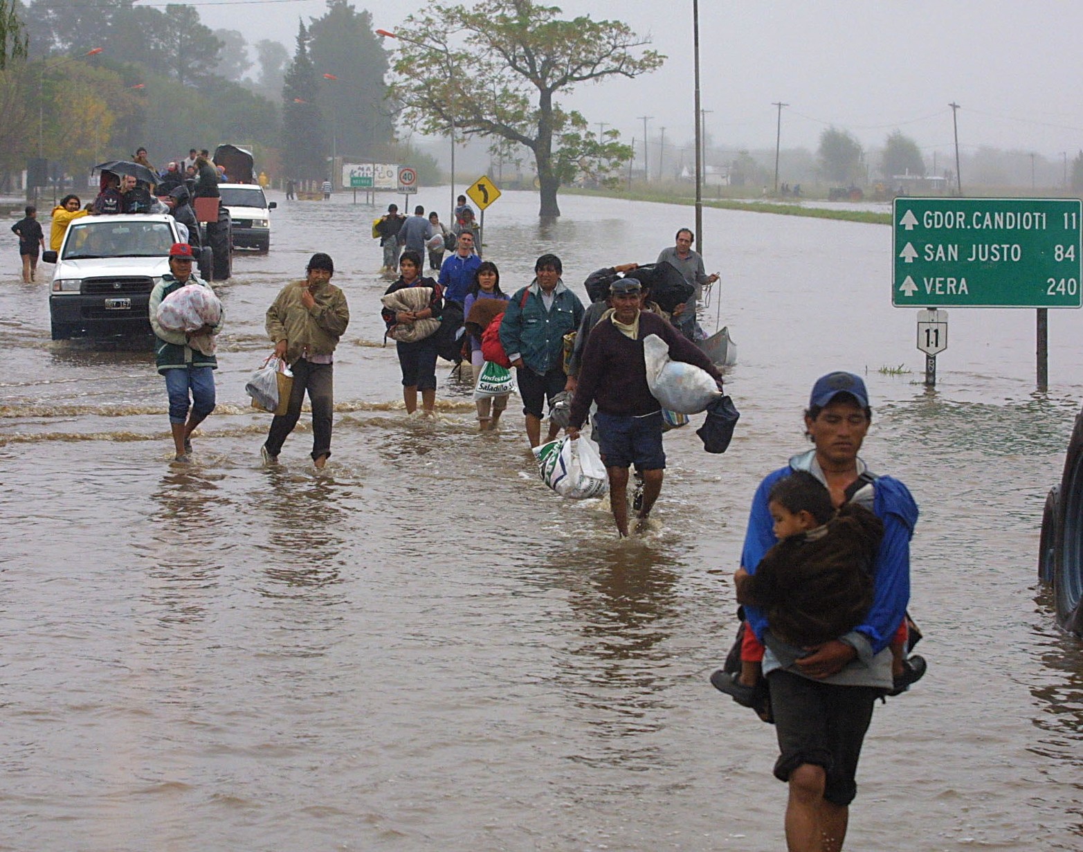 Vecinos de Recreo se auto evacuan. La Ruta nacional 11 ya está tapada. Fue el martes 29 de abril a la mañana.