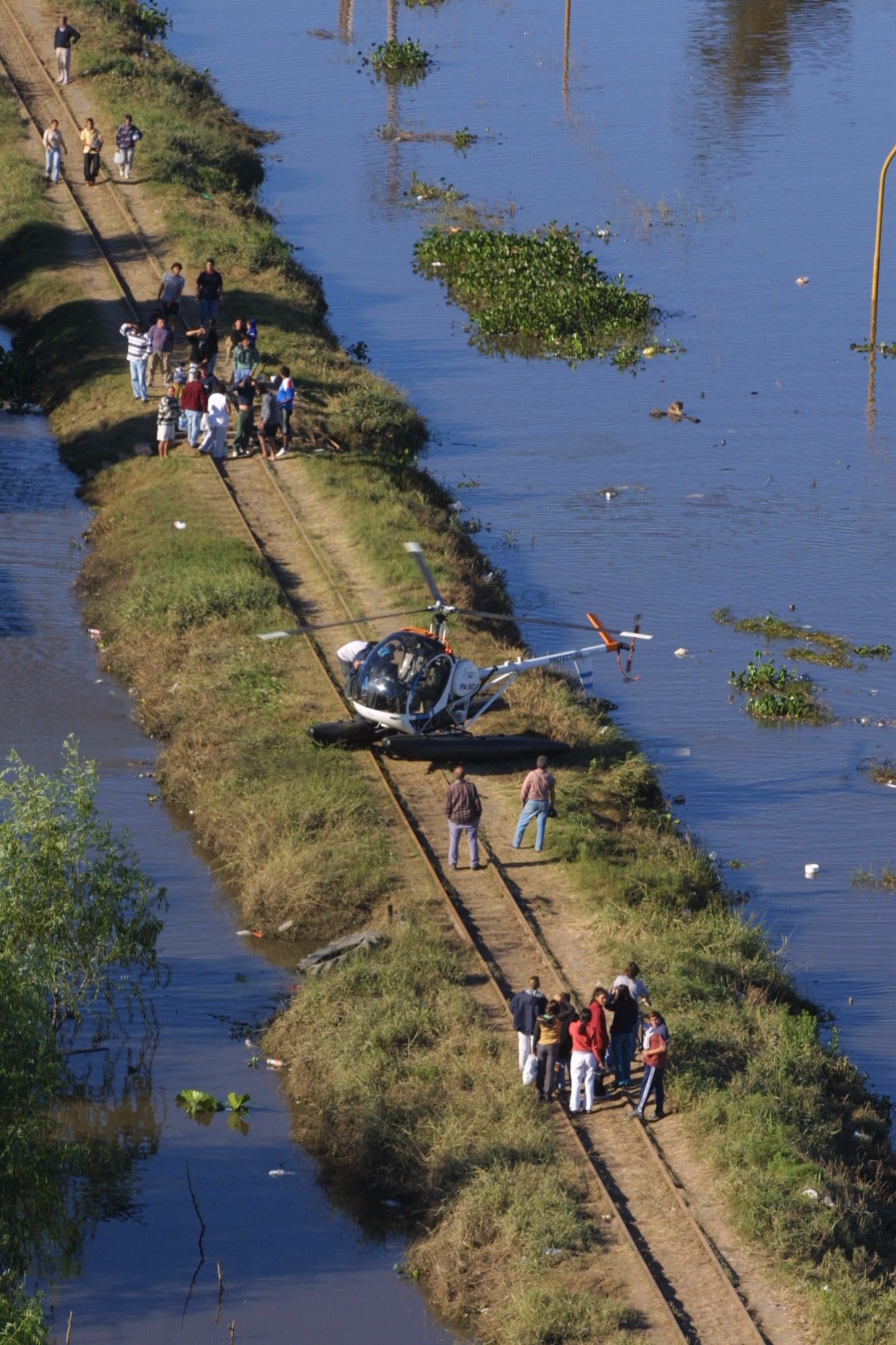 El escape a las vías del ferrocarril Mitre.  Un helicóptero de Prefectura asistió a quien se instalaron allí.