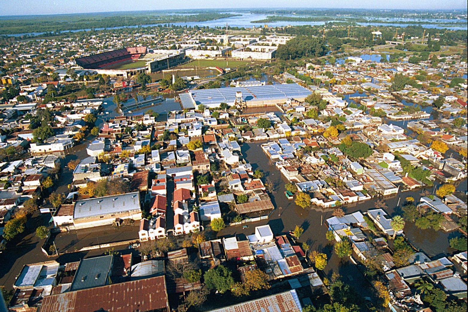 Viernes 2 de mayo. La zona sur, barrios San Lorenzo y Chalet con la cancha de Colón y el río Salado de fondo.