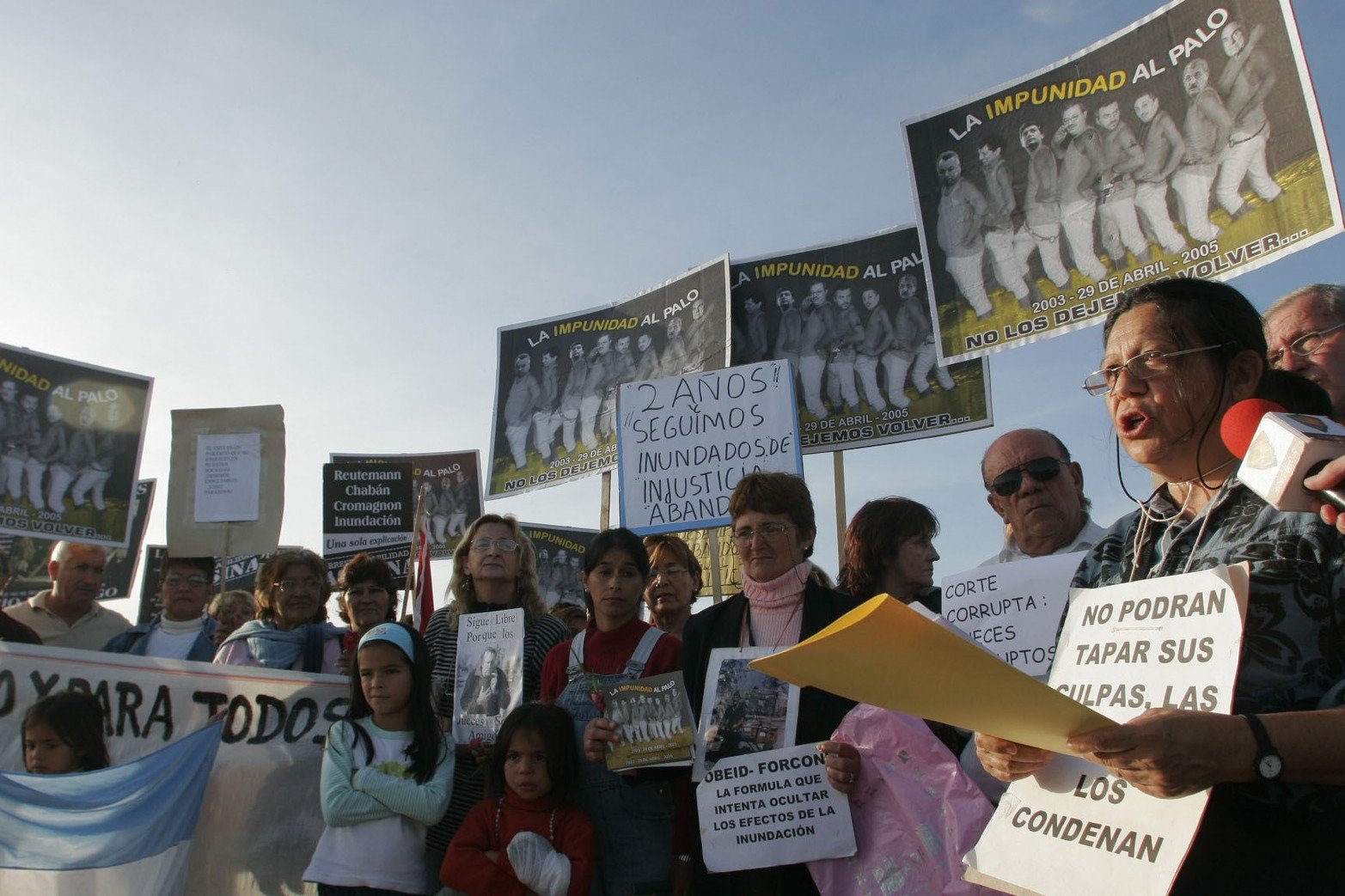 Año 2005. La protesta se trasladó a la zona de la defensa inconclusa en la zona del Hipódromo y la cancha de Golf.