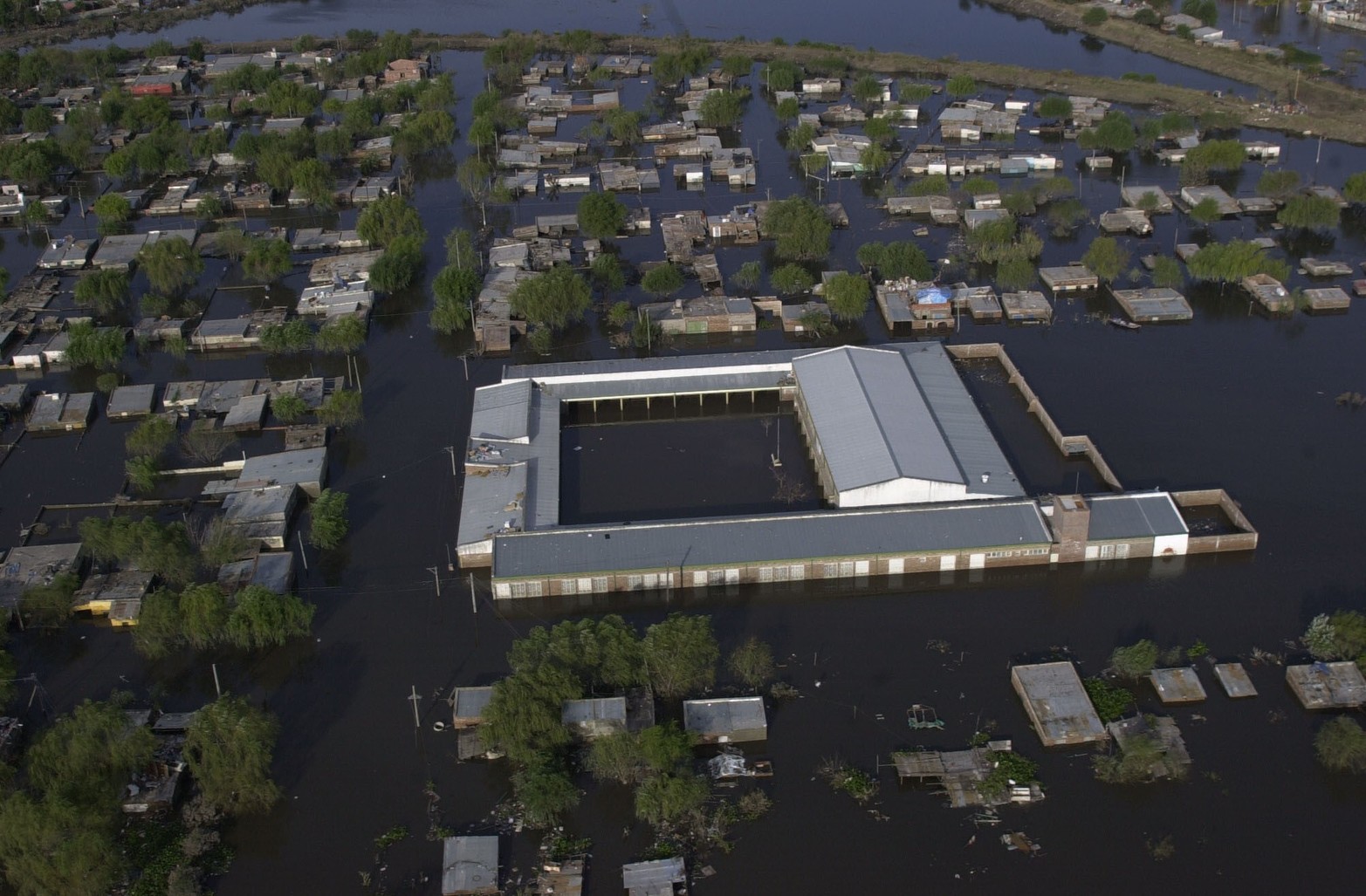 Otra fotografía de la Escuela Monseñor Vicente Zaspe desde el aire.