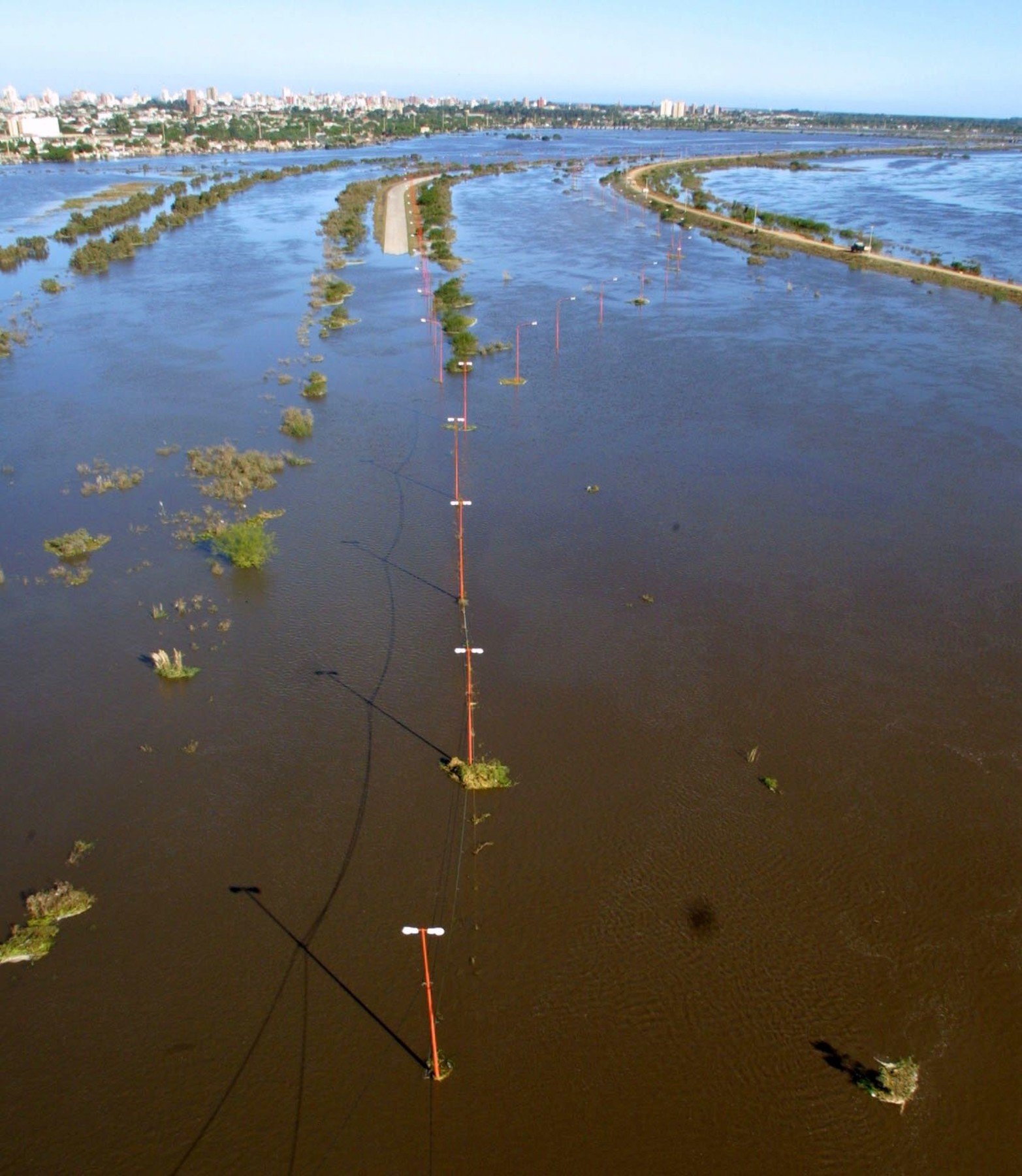 De no creer. La imagen tomada de norte a sur. Entre el hipódromo y la autopista Santa Fe Rosario.