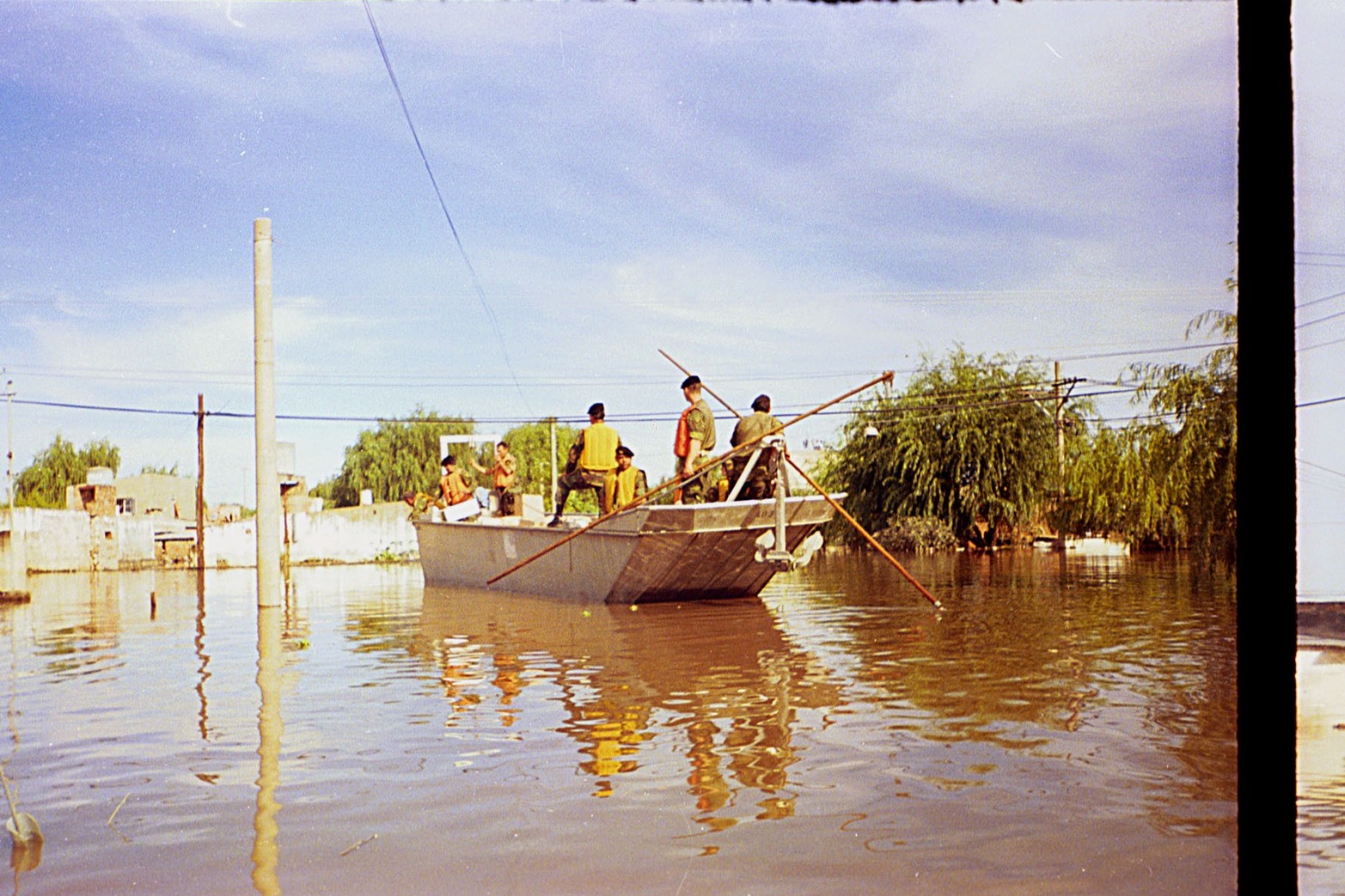 Los anfibios del Ejercito ayudaron con la asistencia y la seguridad.