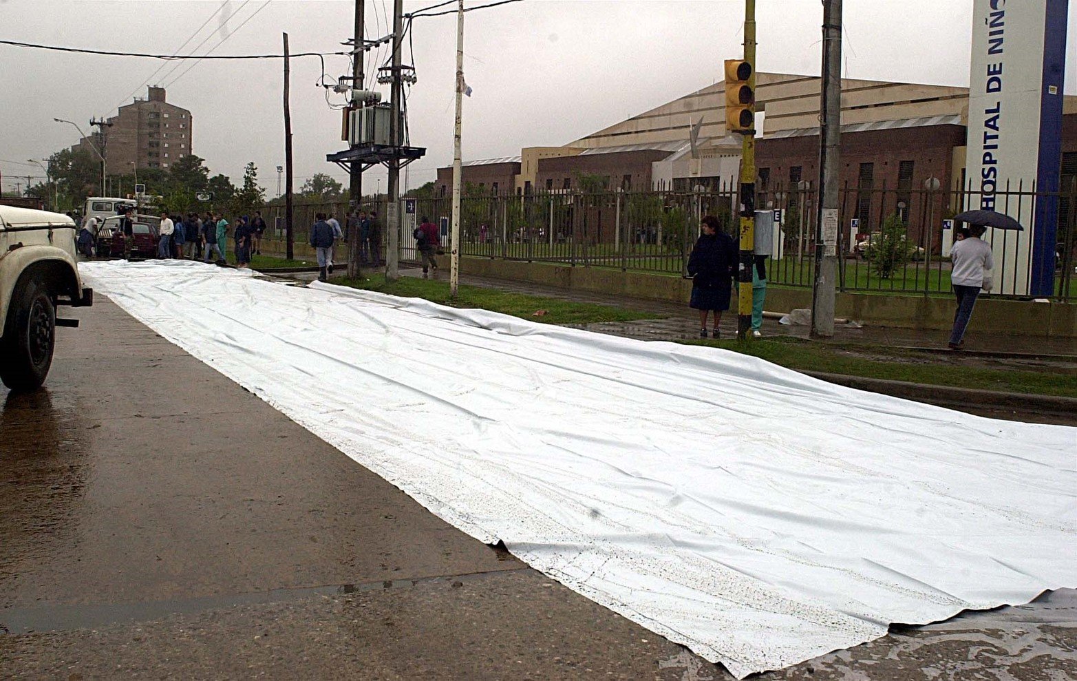 Martes 29 de abril. Alrededor de las 8 de la mañana los preparativos para improvisar una defensa que cuide el hospital de Niños.