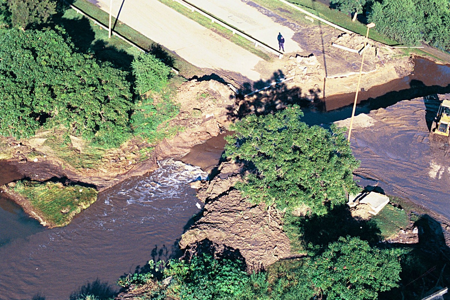 Efecto palangana. El agua ingreso desde el norte de la ciudad y llegó hacia la zona sur. Hubo que volar en dos lugares la avenida Mar Argentino. La imagen es a la altura de club El Quilla.