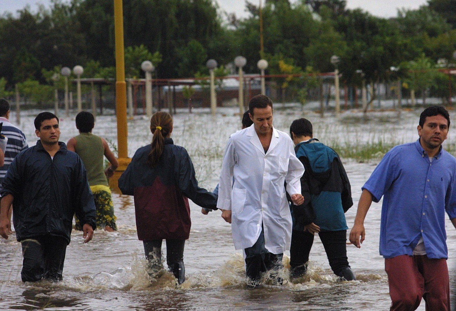 Vecinos y un médico del hospital de Niños Alassia van y vienen desoriendtados.