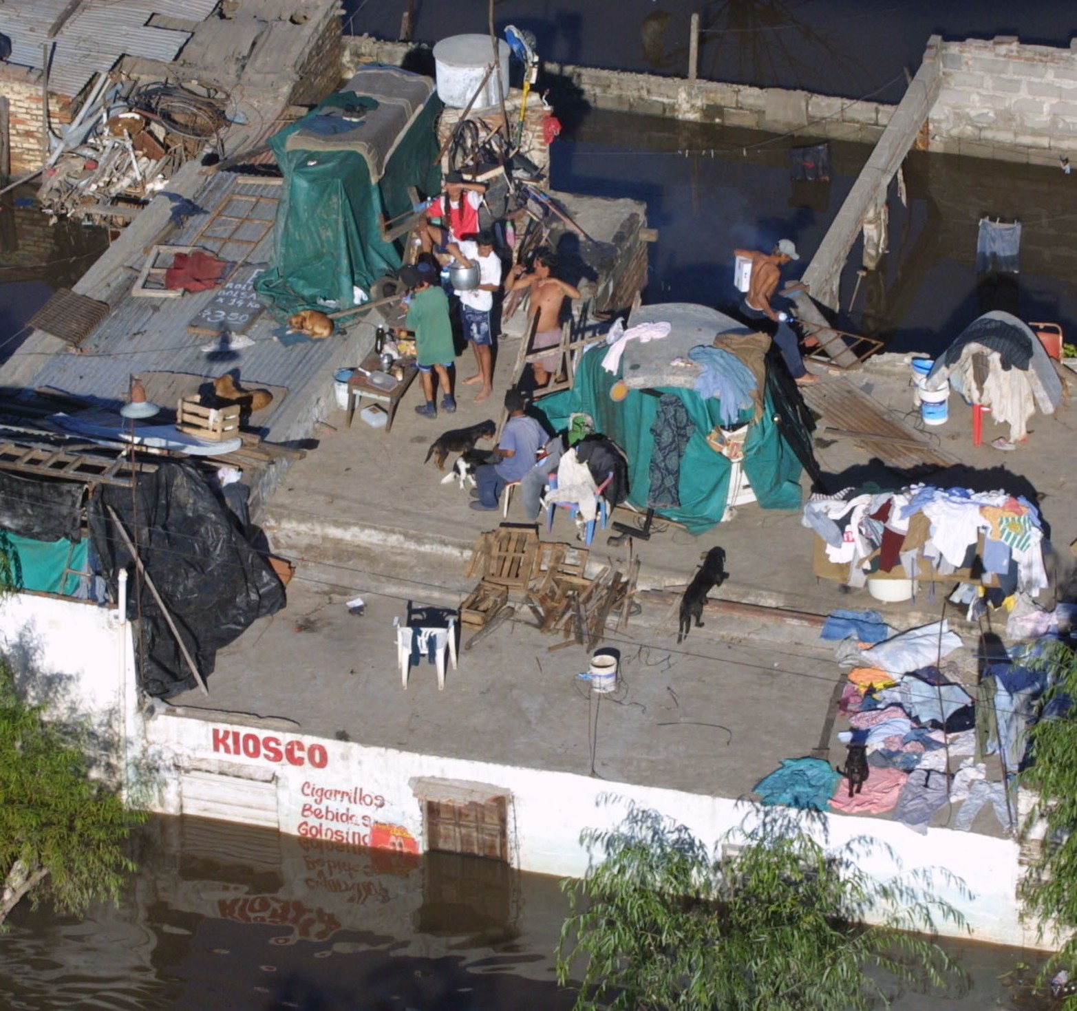Vecinos de barrio Barranquitas resisten por temor a los saqueos.