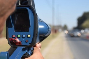 Los controles de velocidad se realizarán a través de cinemómetros móviles. Este dispositivo suele hacer uso de un láser infrarrojo que utiliza una frecuencia de 33 MHz y una longitud de onda de 904 nm, midiendo así la velocidad del tráfico rodado.