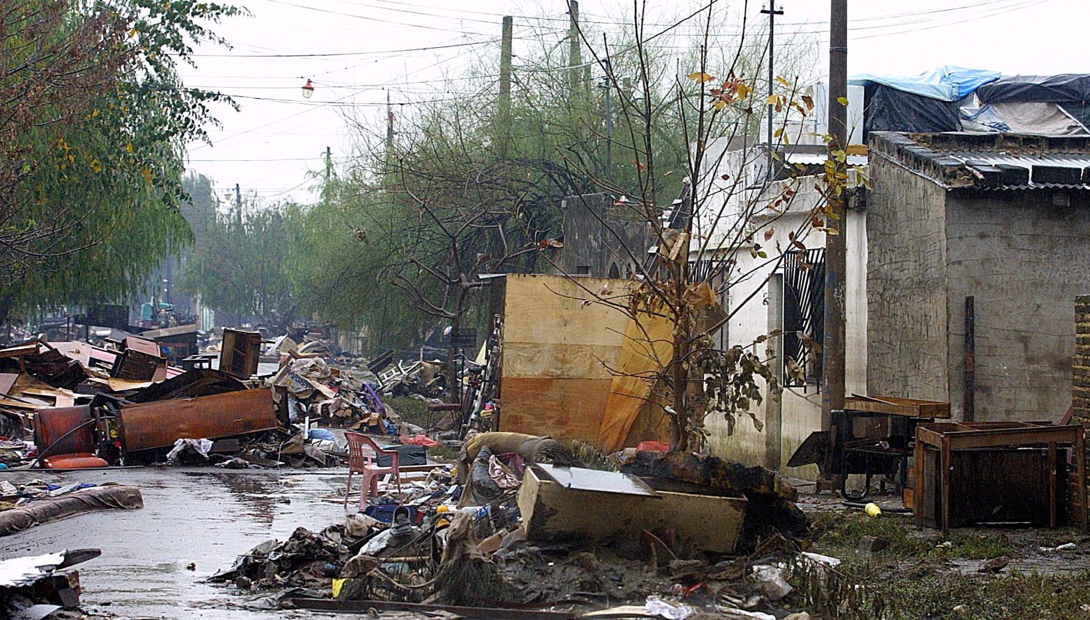 No es una imagen de la guerra. Pero así quedó una calle de Villa del Parque.
