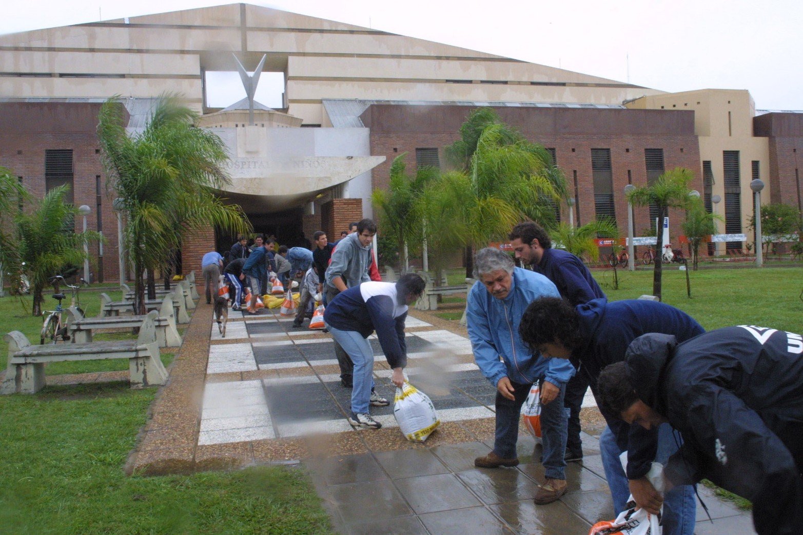 El pasamano para colocar bolsa con arena y evitar el ingreso del agua. Es esfuerzo fue en vano.